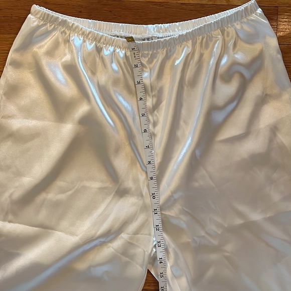 Satin and feather pajamas - Picture 5 of 8